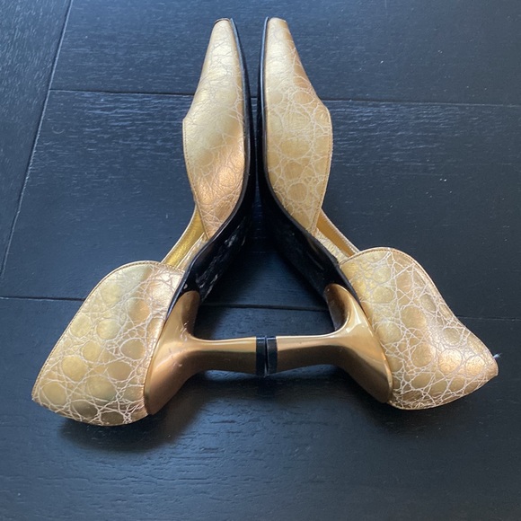 Timothy Hitsman VTG Gold Embossed Heels. Size 6 Medium - Picture 6 of 10